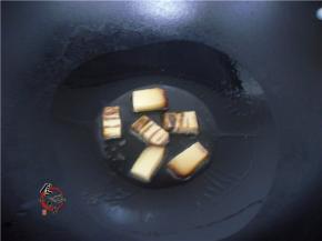 热锅，倒入食用油，爆香腊肉至出油