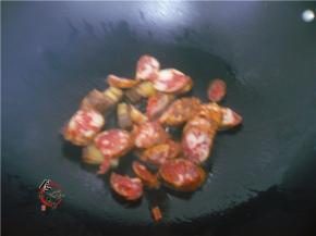 倒入腊肠煸炒片刻