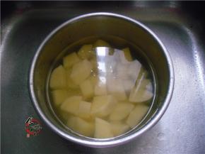 土豆去皮切块，浸泡片刻