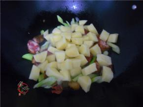 倒进土豆块、西芹翻炒均匀