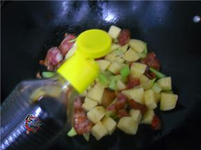 调入酱油增香提味、加水少量清水，拌匀