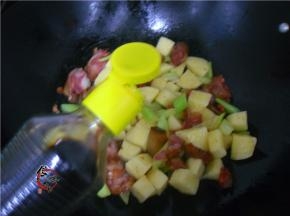 调入酱油增香提味、加水少量清水，拌匀