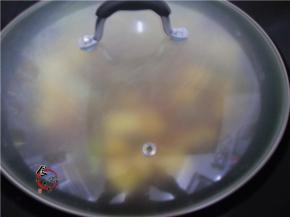 遮上锅盖，保持大火焖煮20分钟