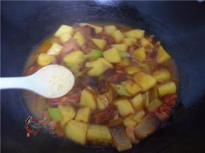 煮至汤汁收干，土豆软糯，调入蚝油、鸡粉，拌匀即可铲起