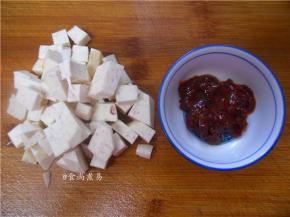 芋头去皮洗净，切粒