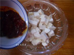 用大碗盛起芋头，倒入剁椒拌匀