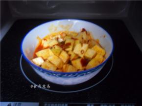 用适应微波炉使用的碗盛起拌好的食材，放入微波炉内。建议加盖留孔，避免水分流失过多