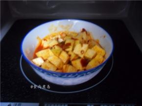 用适应微波炉使用的碗盛起拌好的食材，放入微波炉内。建议加盖留孔，避免水分流失过多
