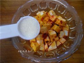 调入白糖、鸡粉、少许食用油、搅拌均匀