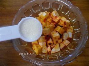 调入白糖、鸡粉、少许食用油、搅拌均匀