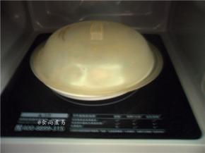 河粉放入微波炉内、遮上微波炉专用加热盖子，关上微波炉门、高火加热2分钟