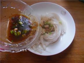 取出河粉，倒入调好的酱汁