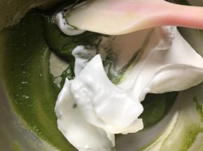 取一半蛋白加入蛋黄糊中，用翻拌和切拌上手法拌匀