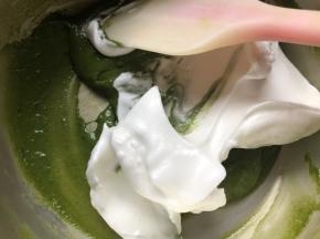 取一半蛋白加入蛋黄糊中，用翻拌和切拌上手法拌匀