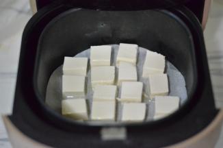 豆腐切块放入炸锅，豆腐上刷一层薄薄的油，210度25分钟左右，中途翻面