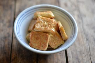 放入碗中，淋上调料汁，撒上香菜蒜叶