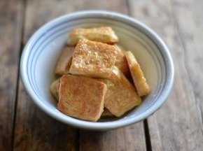 放入碗中，淋上调料汁，撒上香菜蒜叶