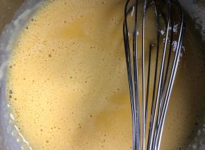 再加入水搅拌约30秒，再加入玉米油充分搅拌到蛋黄微微发白