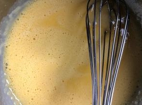 再加入水搅拌约30秒，再加入玉米油充分搅拌到蛋黄微微发白