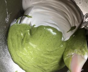 将蛋黄糊倒入蛋白中，用翻拌和切拌的手法拌匀