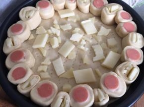 在饼皮上均匀撒上奶酪