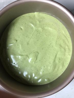 倒入模具中，震两下