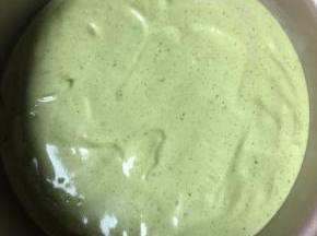 倒入模具中，震两下