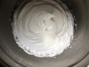 取出冷藏后的蛋白，分三次加入糖，由低速-高速-低速打到如图的状态