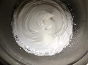 取出冷藏后的蛋白，分三次加入糖，由低速-高速-低速打到如图的状态