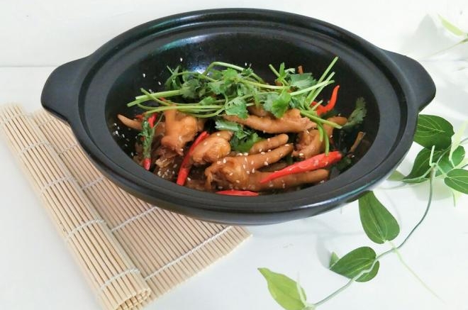 砂锅鸡爪煲