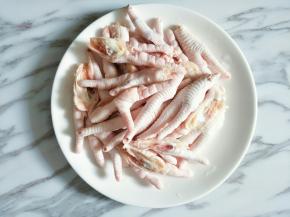 鸡爪剪去指甲，对半切开