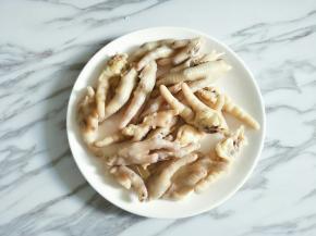 放热水锅里焯水 ，捞出过凉水冲干净