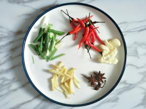 准备好葱姜蒜，八角和辣椒，喜欢吃辣的可以把辣椒切段