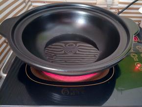 砂锅倒入适量油烧热(只有可以干烧的砂锅才能这样做，普通砂锅千万不要尝试)