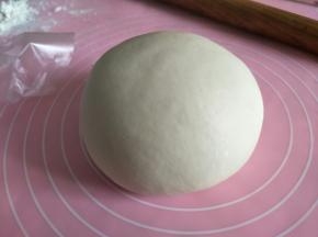 除黄油外，所有主材料混合，和面到扩展阶段加入主材中的黄油到完全阶段。