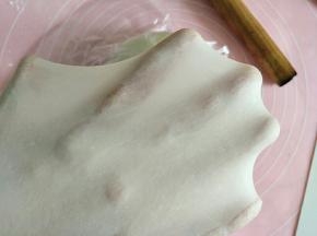 可以拉出薄膜，且富有弹性不易破的。