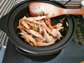 下入生抽老抽翻炒均匀