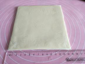 制作黄油，用油纸辅助，做成15*15的黄油片，放入冷藏。