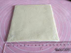制作黄油，用油纸辅助，做成15*15的黄油片，放入冷藏。
