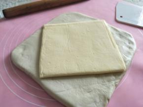 冷冻完成后，去除面片，和黄油片，调整大小为如图所示。