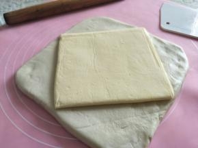 冷冻完成后，去除面片，和黄油片，调整大小为如图所示。