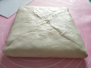 折叠包住黄油，捏紧。