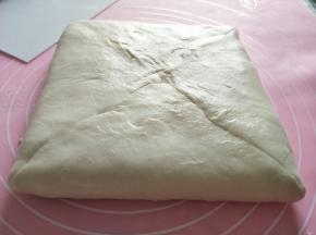 折叠包住黄油，捏紧。