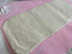 擀开长条形，大约20*30cm