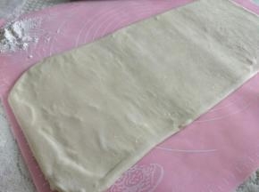 擀开长条形，大约20*30cm