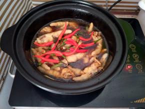 加水没过鸡爪，加入白糖和辣椒