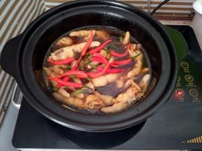 加水没过鸡爪，加入白糖和辣椒
