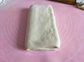 再对折。放入冰箱冷藏15分钟。