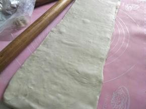 取出继续擀开长条形。