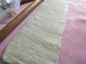 取出继续擀开长条形。